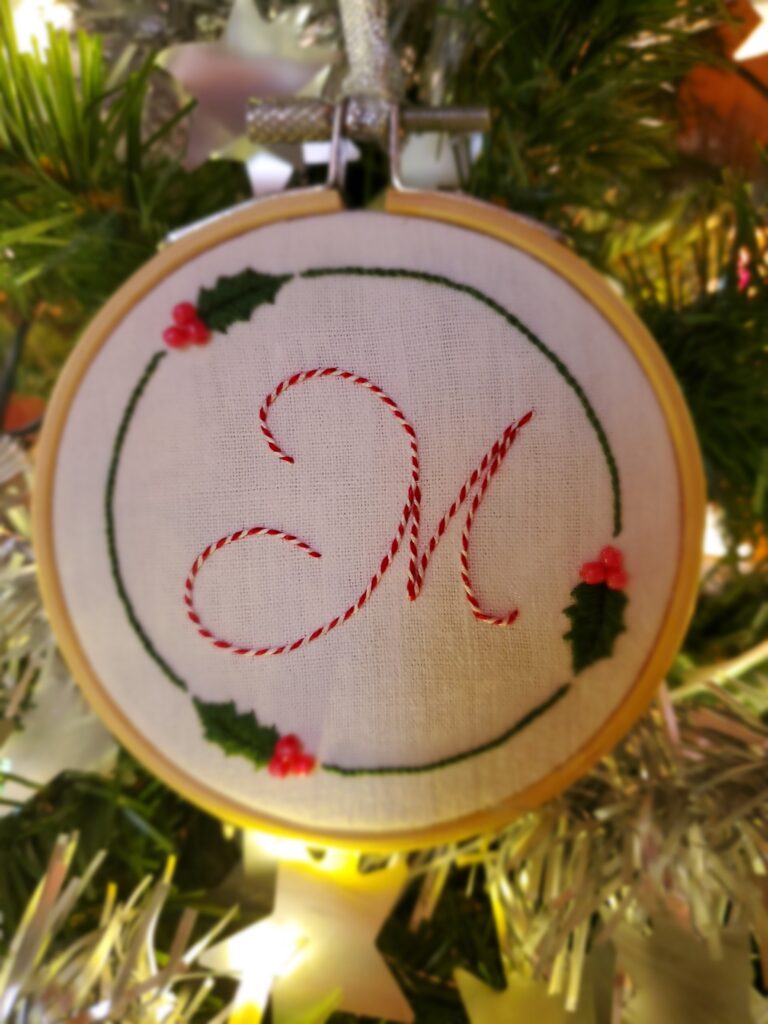 Boule brodée à la main monogramme M