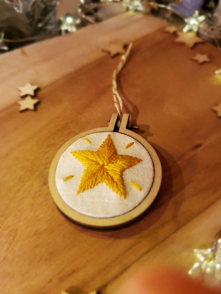 Mini-boule / médaillon brodé à la main représentant une étoile dorée