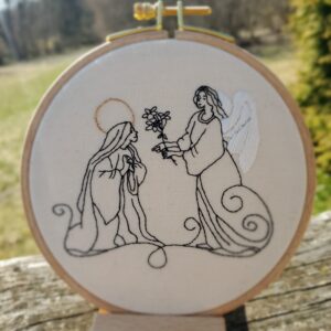 Broderie main représentant l'Annonciation de l'Ange Gabriel à Marie