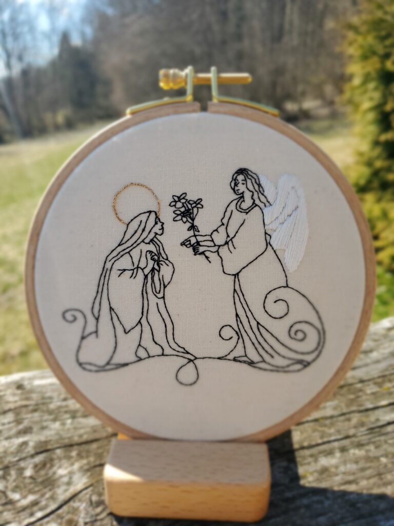 Broderie main représentant l'Annonciation de l'Ange Gabriel à Marie