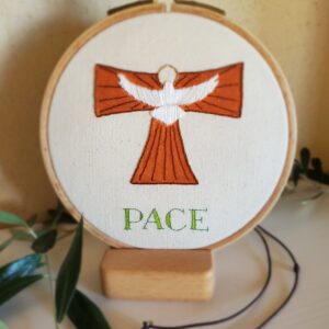 Broderie et aquarelle représentant le Tau de saint François d'Assise et la colombe de la paix + mot PACE, paix en italien