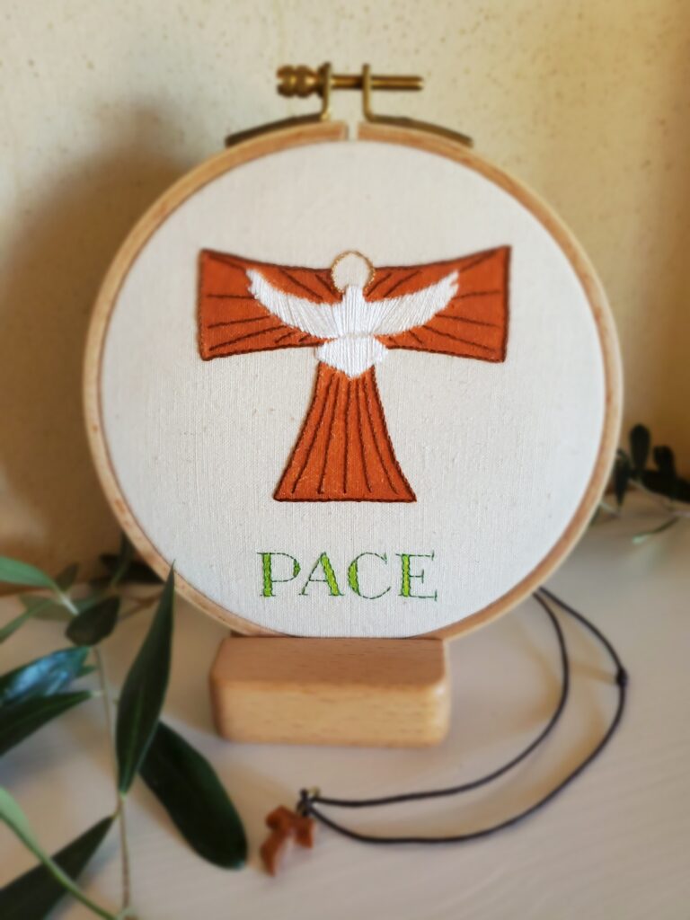 Broderie et aquarelle représentant le Tau de saint François d'Assise et la colombe de la paix + mot PACE, paix en italien