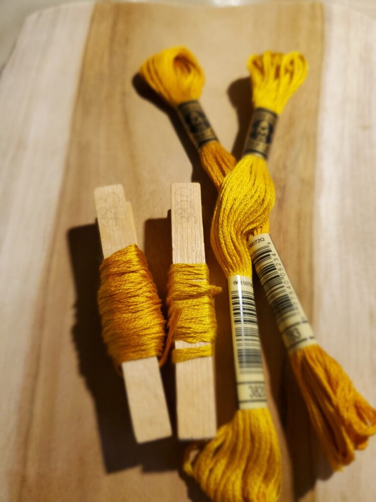 Fils moulinés DMC jaune doré 783 / 3820